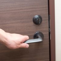 ドアの防犯対策の方法と考えるべきポイントとは？